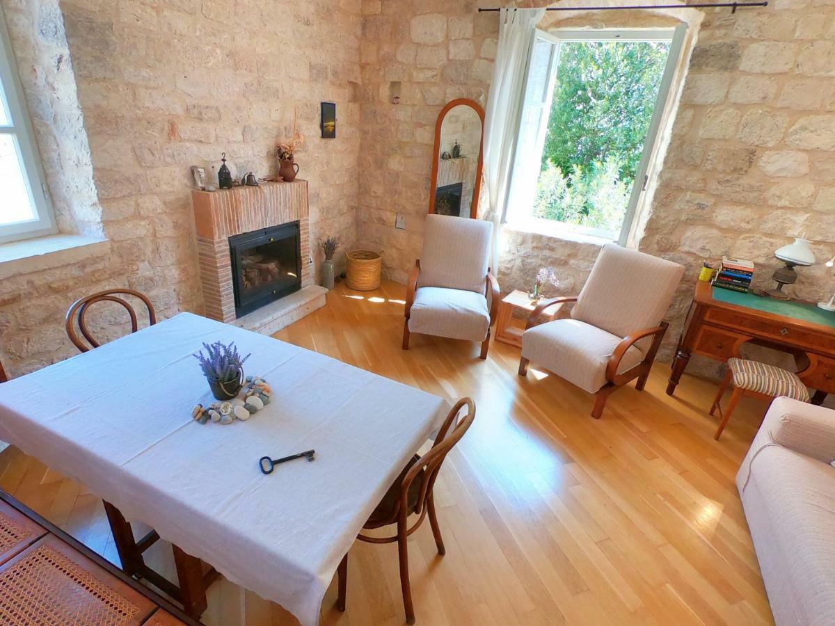 Historic Piazza House & Romantic Hidden Garden Hvar Town Luaran gambar