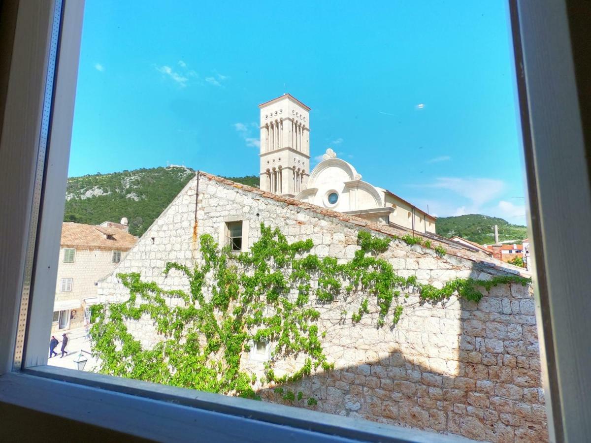 Historic Piazza House & Romantic Hidden Garden Hvar Town Luaran gambar