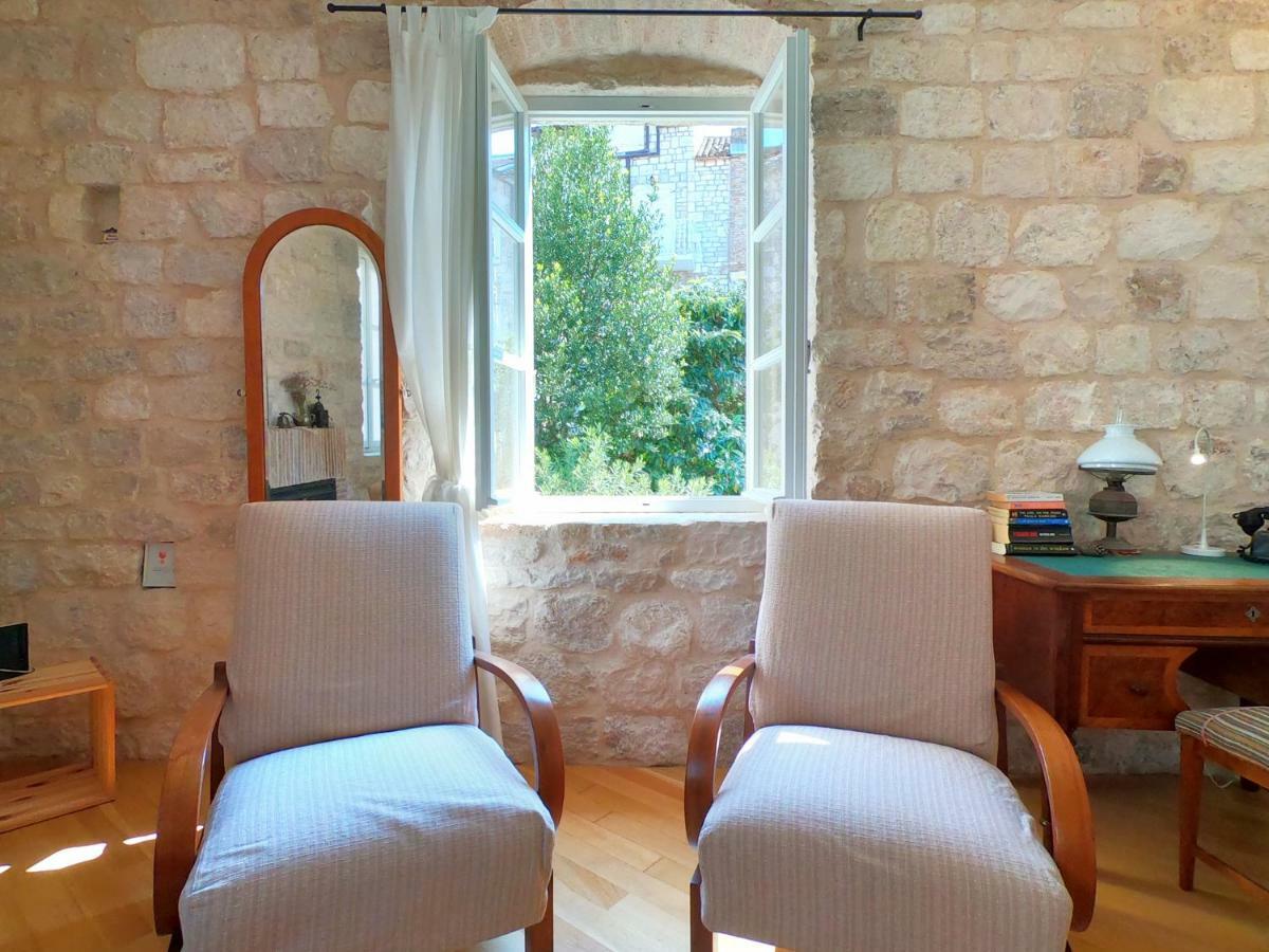 Historic Piazza House & Romantic Hidden Garden Hvar Town Luaran gambar