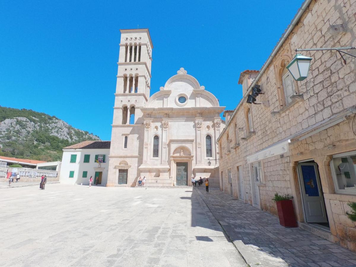 Historic Piazza House & Romantic Hidden Garden Hvar Town Luaran gambar