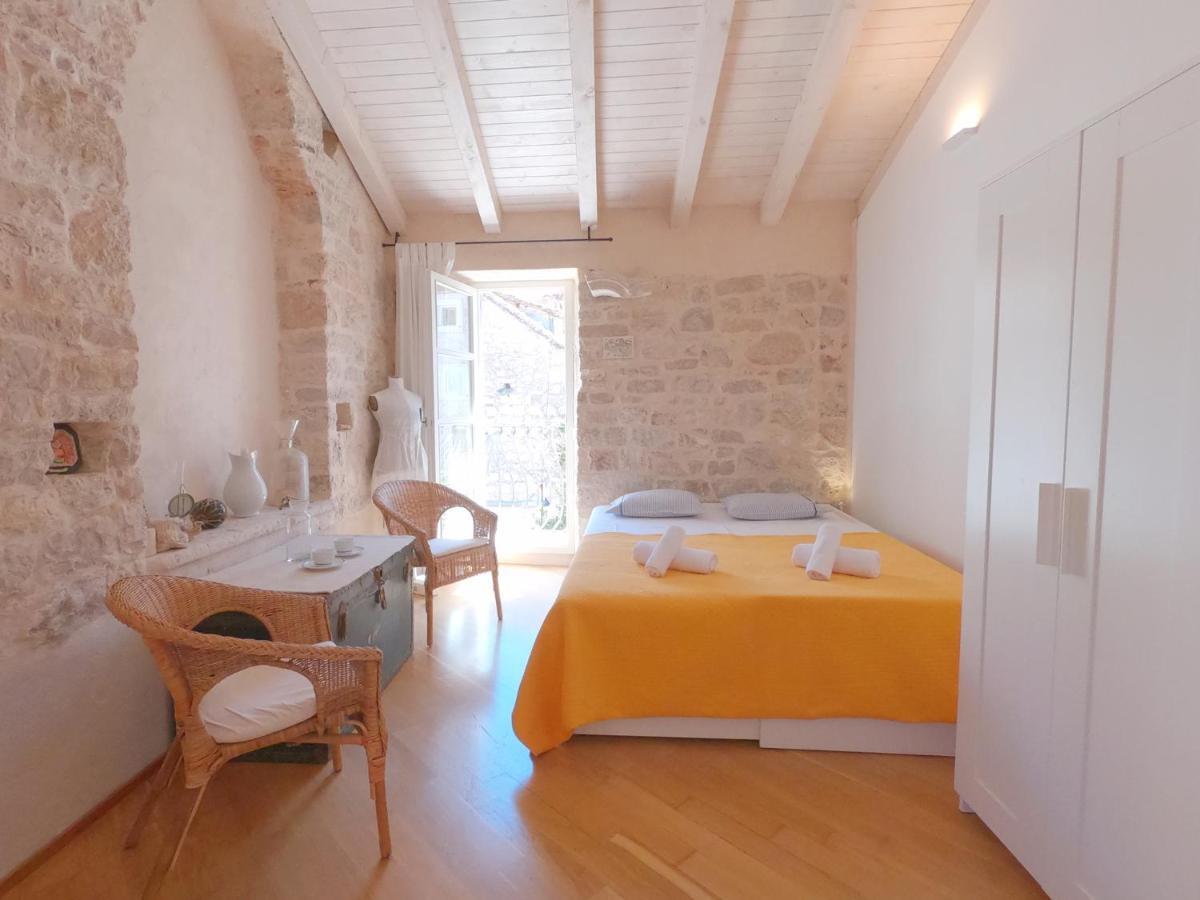 Historic Piazza House & Romantic Hidden Garden Hvar Town Luaran gambar